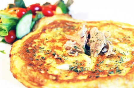 Delicate omelette with tuna .... 80 B