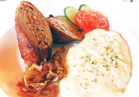 Stuffed tenderloin served with mashed potatoes .... 220 B