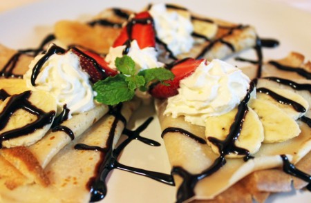 Popitchi pancakes with strawberry jam, fresh strawberries, banana, whipped cream and chocolate .... 100 B