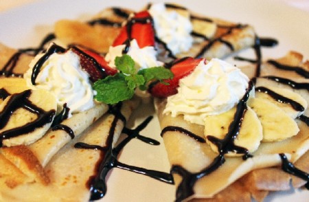 Popitchi pancakes with strawberry jam, fresh strawberries, banana, whipped cream and chocolate .... 100 B